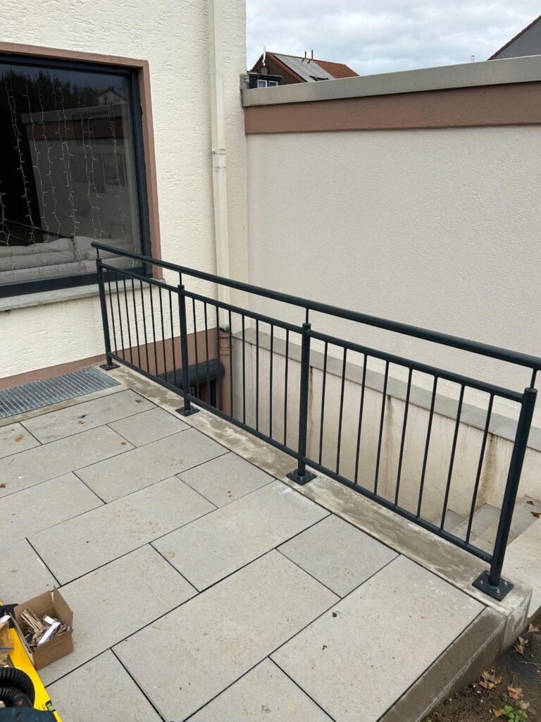 Schwarzes Geländer bei Kunden aus Köln eingebaut