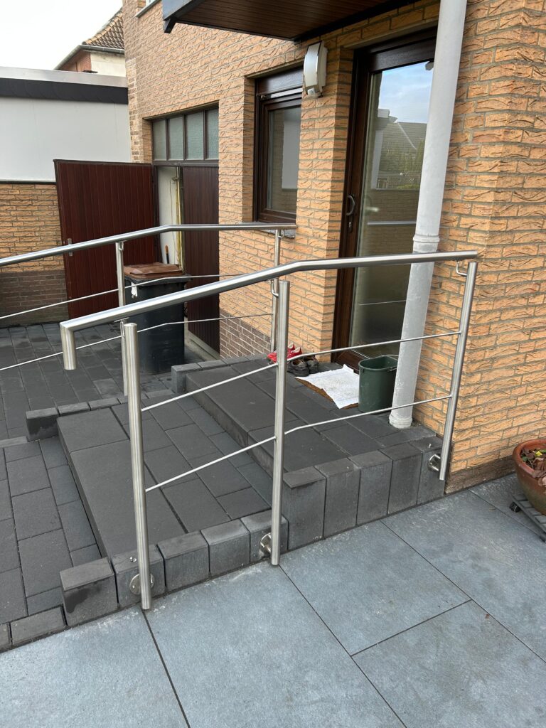 Silbernes Geländer bei Treppen bei Kunden in Köln eingebaut