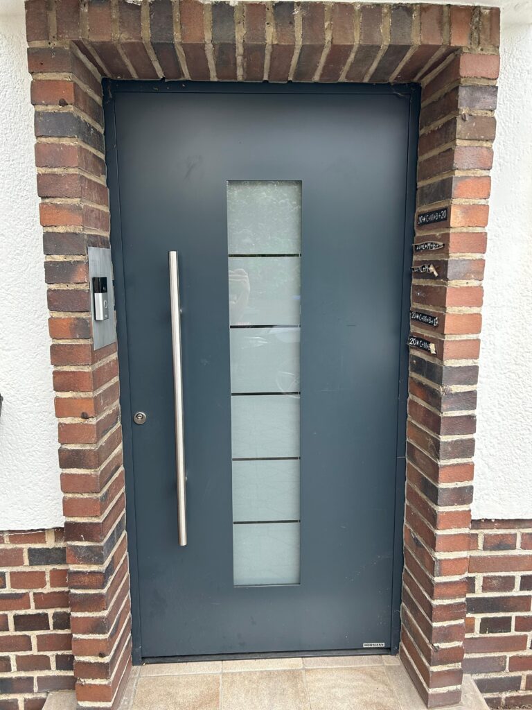Einbau einer Haustür von einem Einfamilienhaus in Bergisch Gladbach